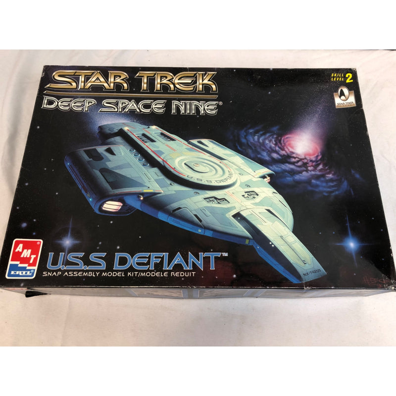 AMT ERTL Star Trek Deep Space Nine USS Defiant Model Kit